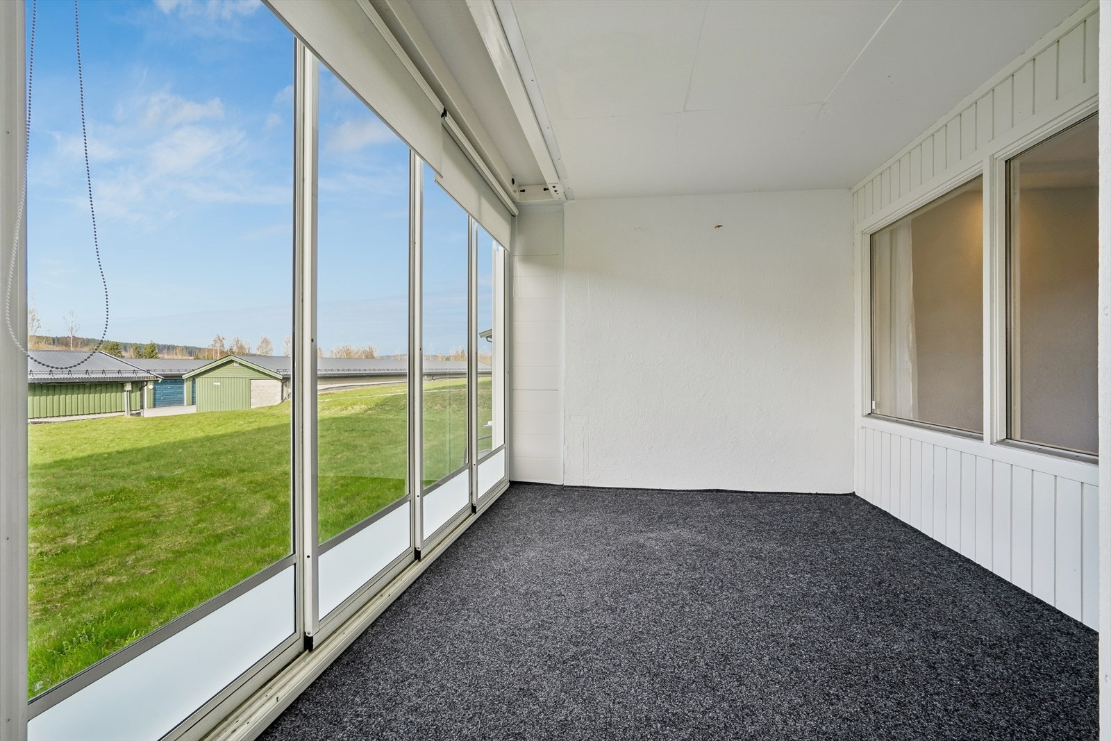 Den store, innglassede balkongen på 16 m² fungerer som et ekstra rom store deler av året! Galleribilde