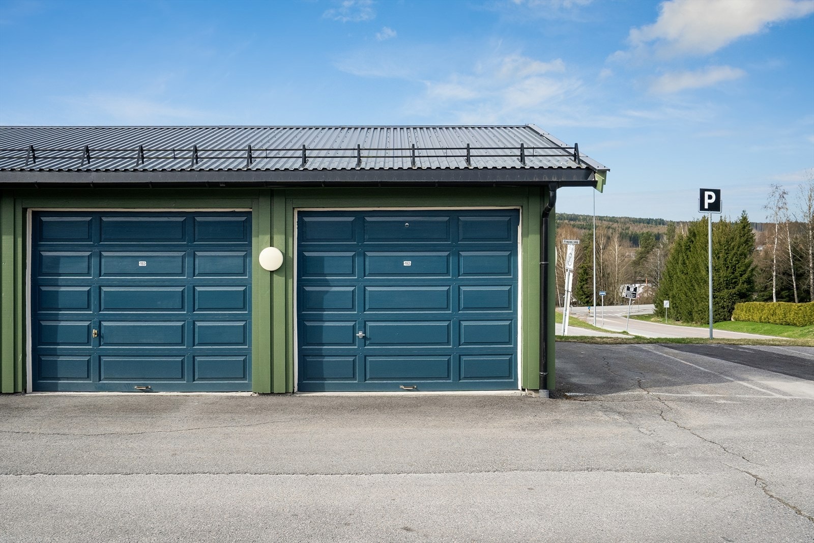 Det medfølger en egen garasjeplass på 17 m² med elektrisk leddport og fjernkontroll. Bygget er fra 2005. Galleribilde