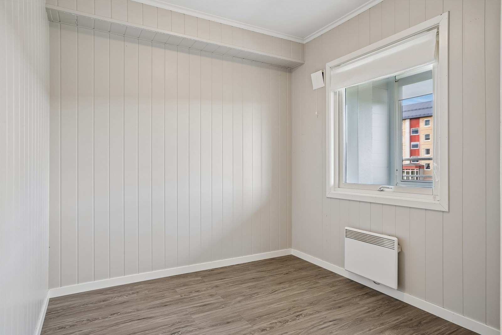 Soverommet har malte panelplater på veggene vindu som vender ut mot den innglassede balkongen. Galleribilde