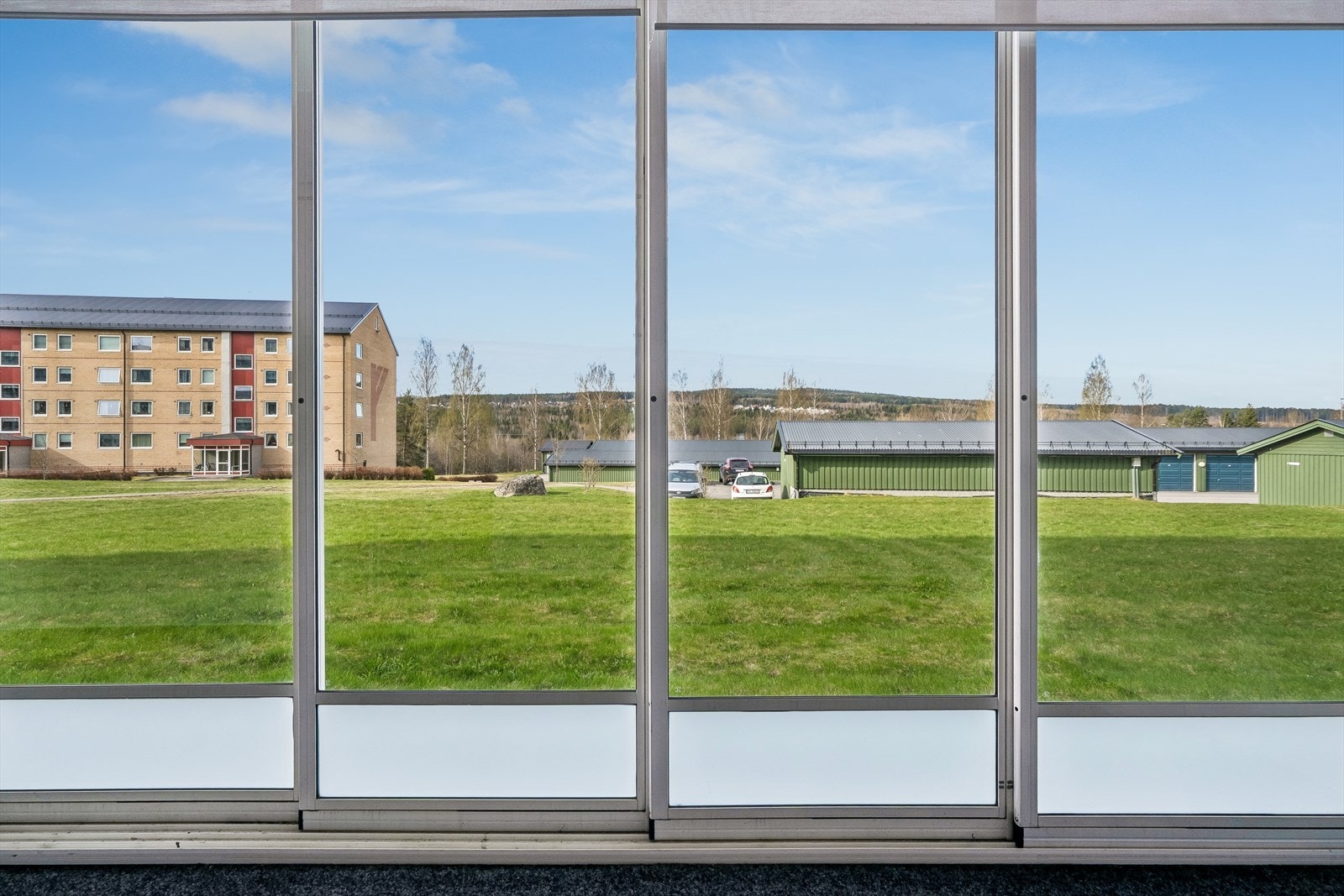 Fint utsyn til de store grøntarealene og deler av Lia. Galleribilde
