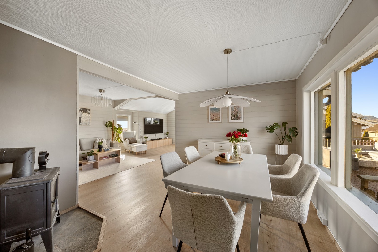 Stuen er utstyrt med både vedovn og varmepumpe. Galleribilde
