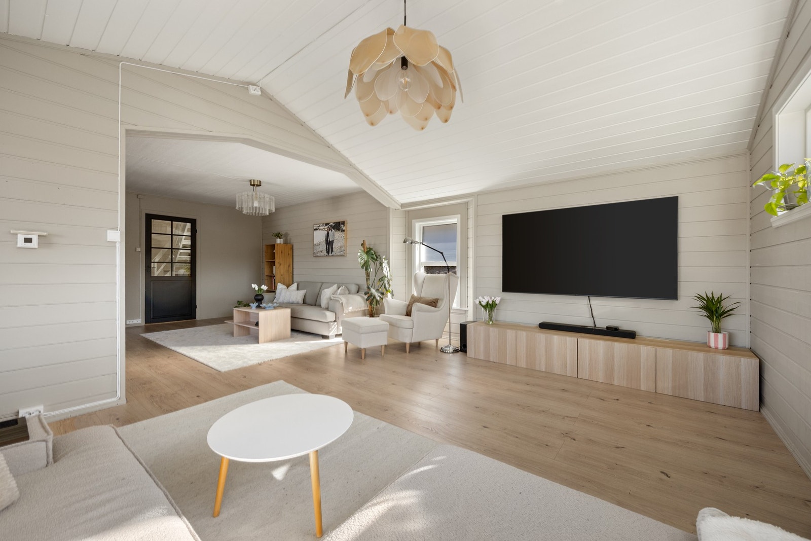 Stuens utforming gir rom for flere forskjellige møbelsoner. Galleribilde