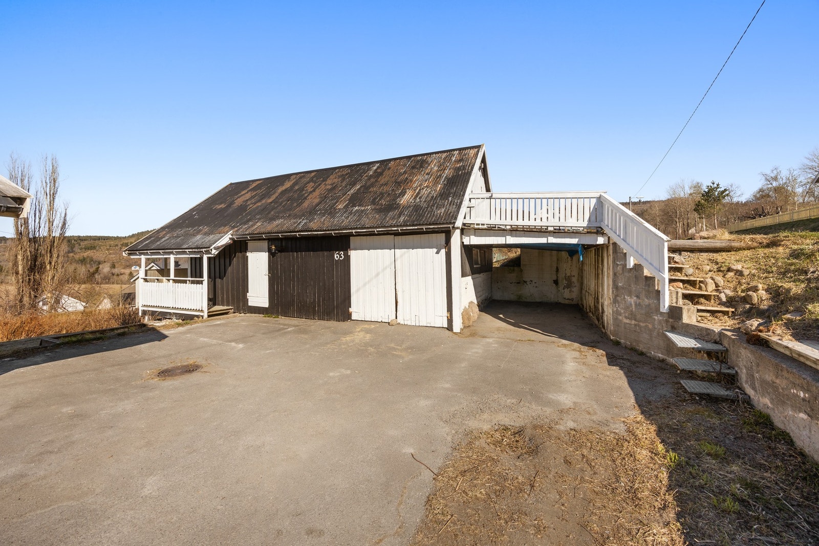 Praktisk uthus med carport. Galleribilde