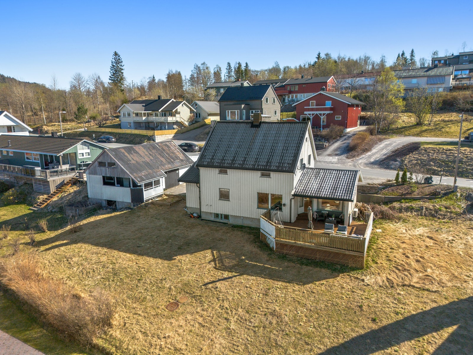 Eiendom med enebolig, carport og romslig uthus! Galleribilde