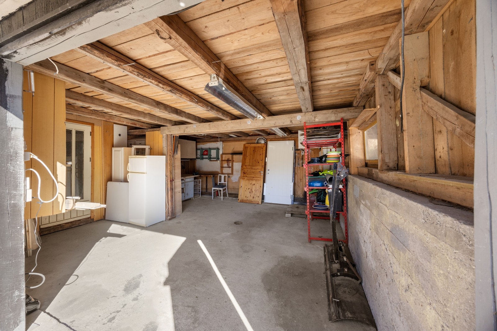 Uthuset har flere rom i 1. etasje. Ideelt for den som ønsker snekker-/hobbybod. Galleribilde