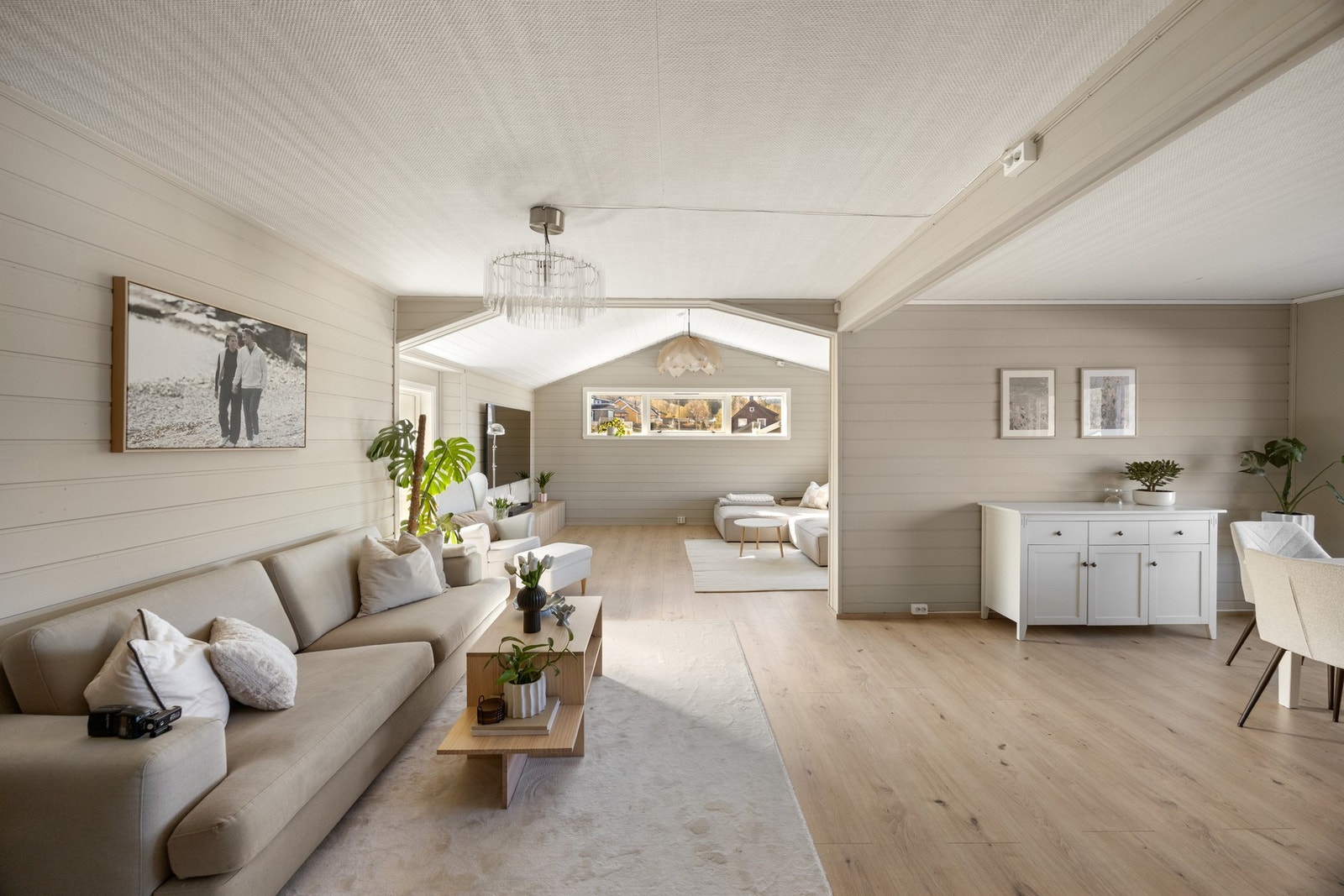 Store vindusflater flere steder gir stuen et godt naturlig lysinnslipp. Galleribilde
