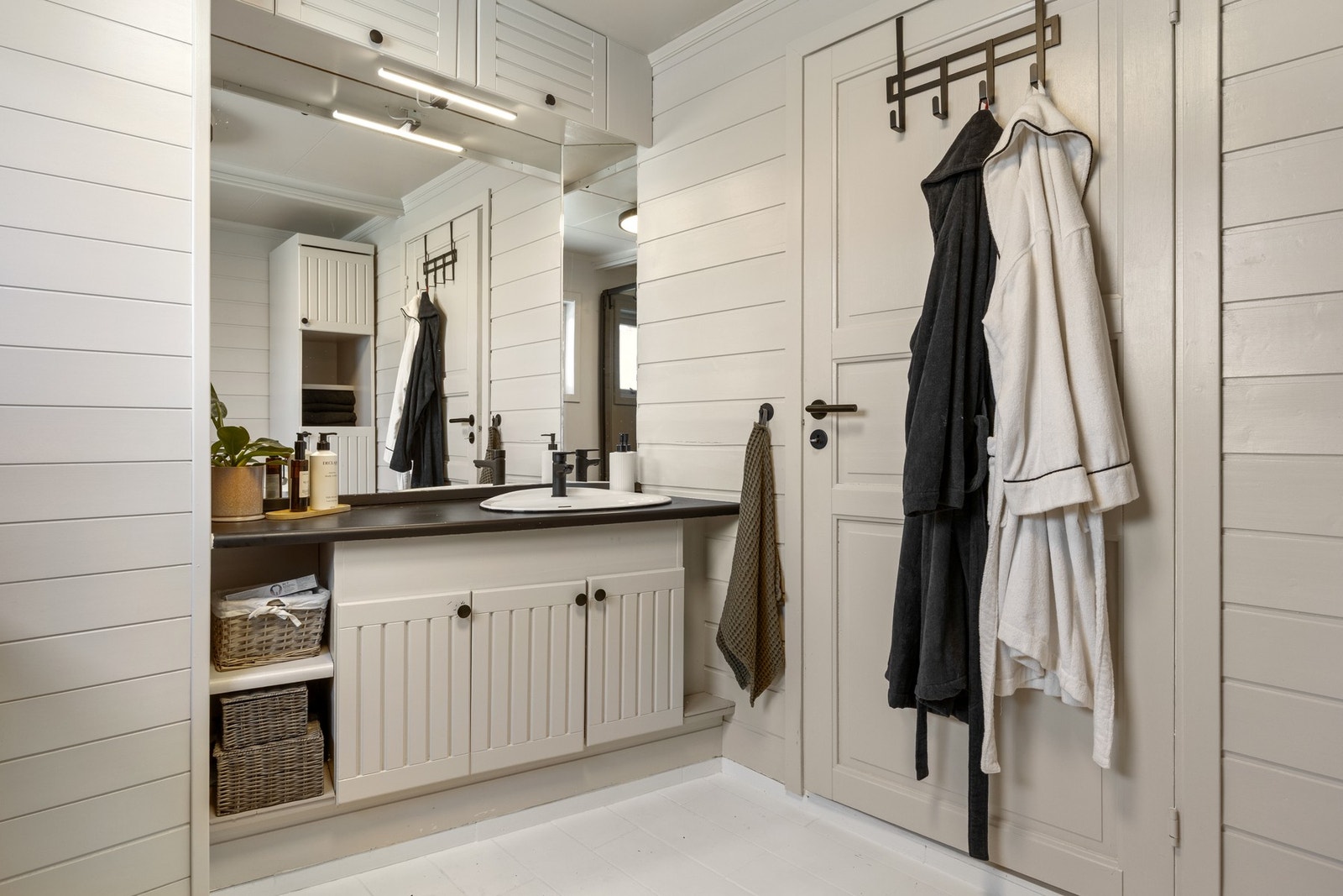Pent oppmalt bad med flislagt gulv. Galleribilde