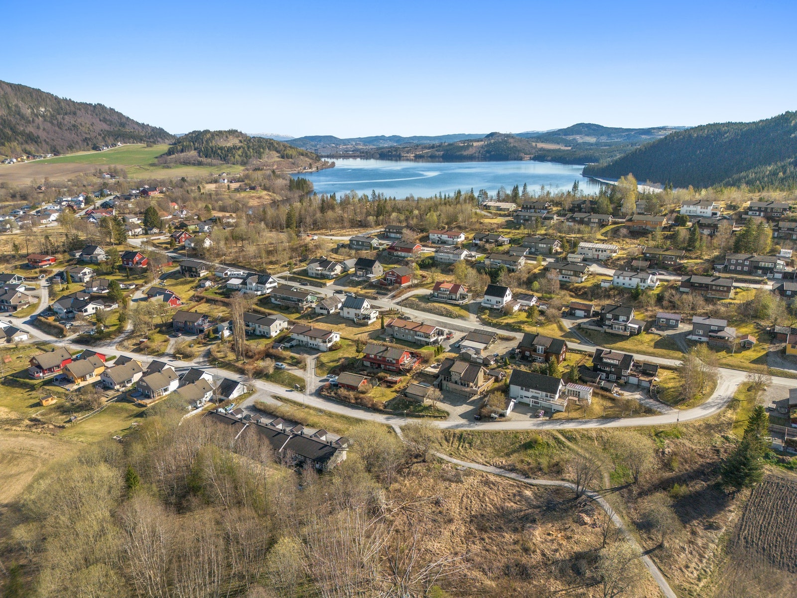 Landlige omgivelser rundt Byafossen. I bakgrunn skimtes Reinsvatnet. Galleribilde