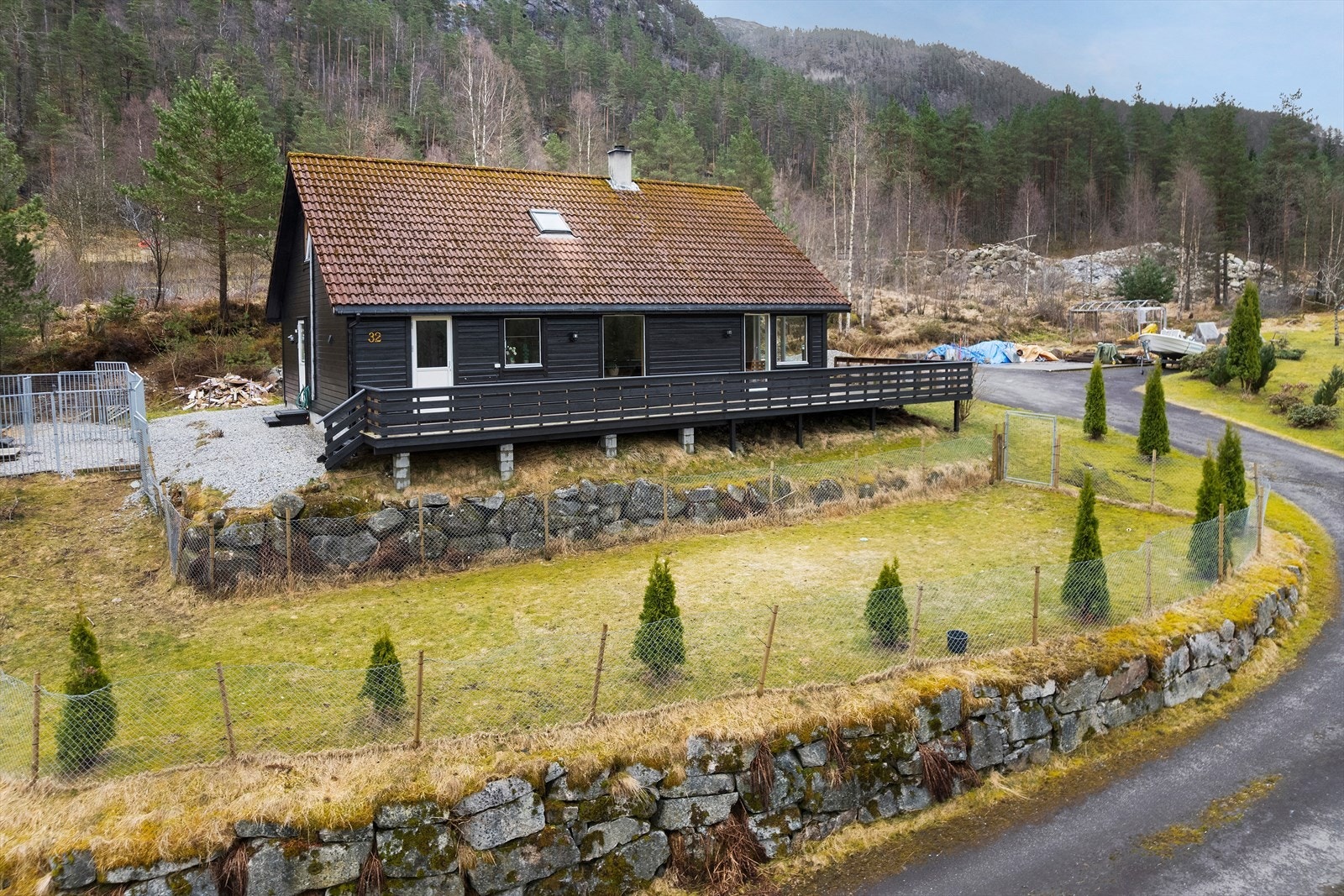 Hage med plen og noe beplantning Galleribilde