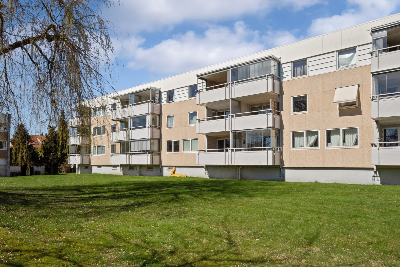 Velkommen til Kjernåsveien 3 B - en praktisk og hyggelig leilighet beliggende i et etablert borettslag på Vestskogen i Færder kommune. Her bor du i rolige og trygge omgivelser, i en solid boligblokk fra 1968 med flere oppgraderinger gjennom årene, blant a Galleribilde