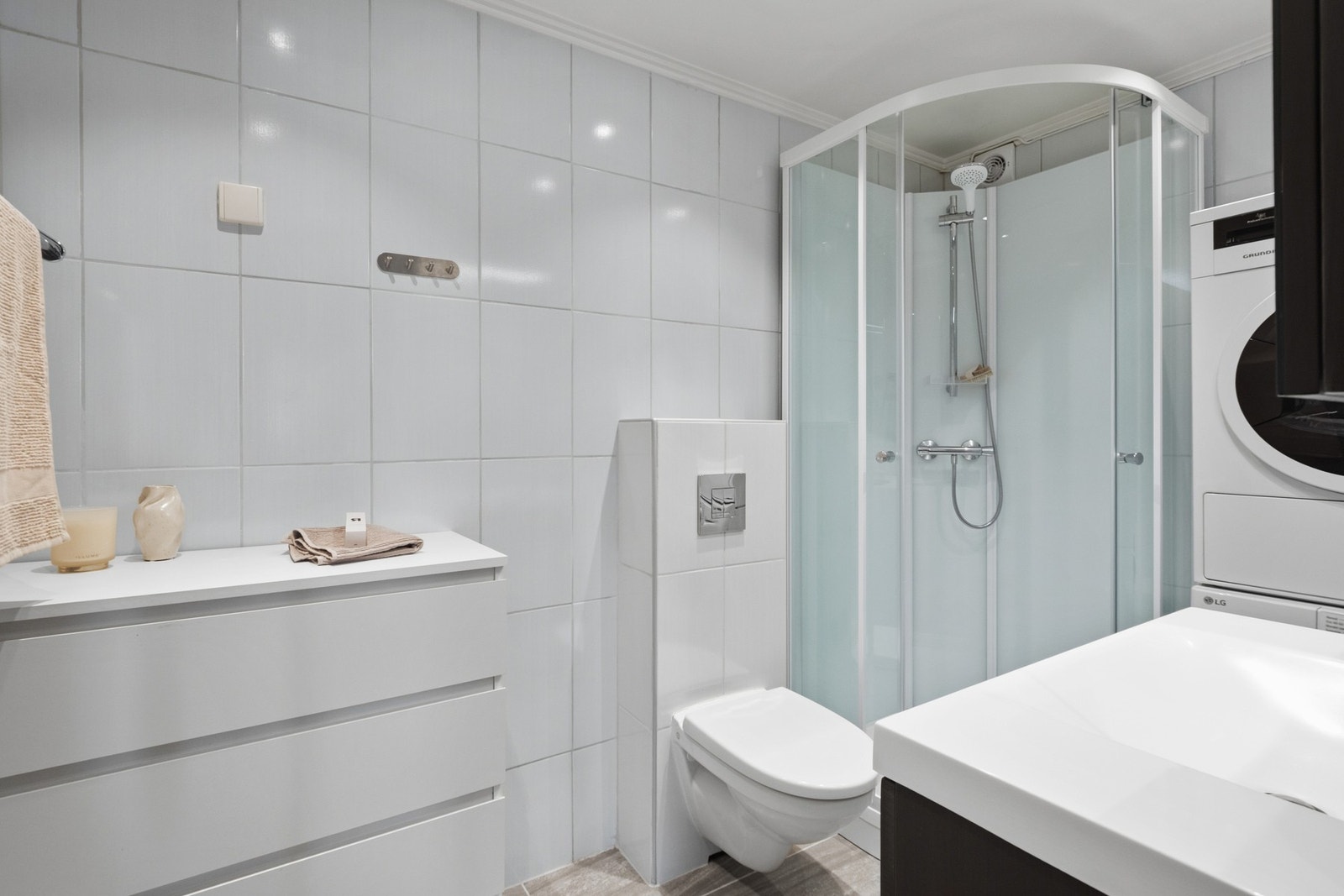 Badet ble oppgradert i 2017 og er flislagt med gulvvarme for økt komfort. Galleribilde