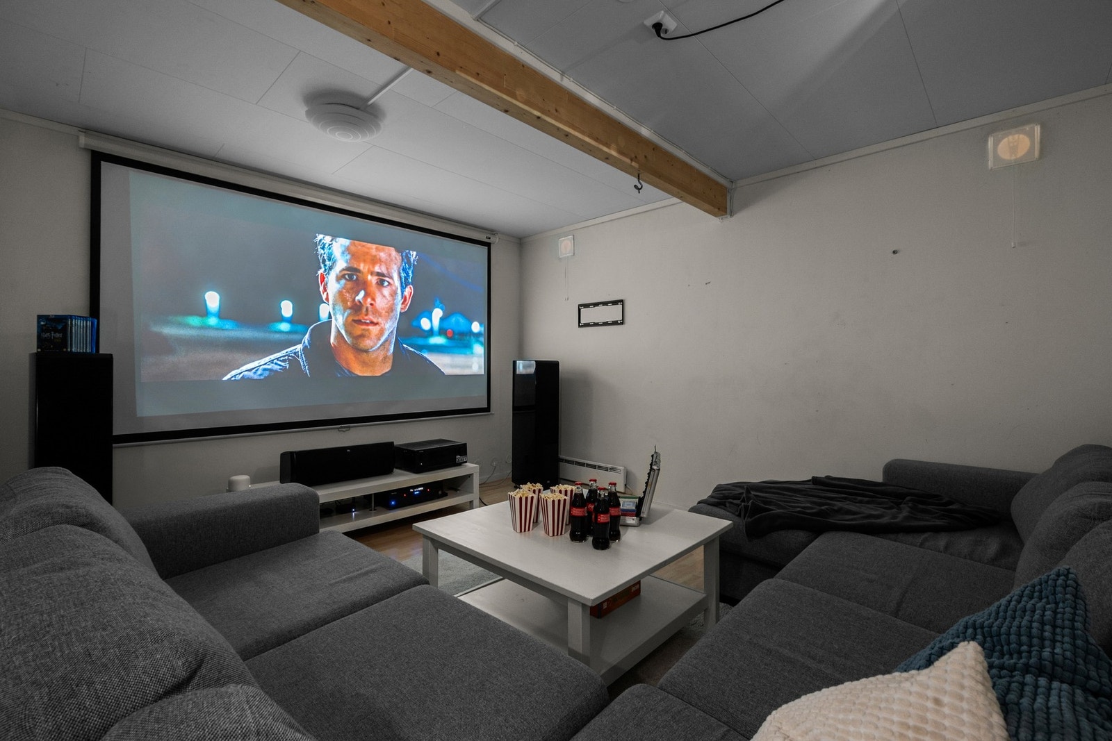 Perfekt for ungdommen med eget kinorom/kjellerstue (opprinnelig bod) på 30 kvm. Galleribilde
