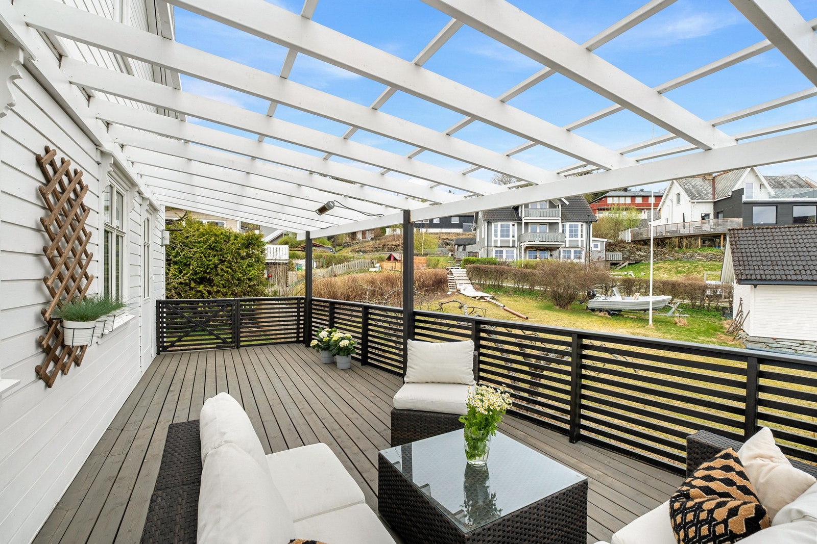 Uteplassene fungerer som familiens utestue i sommerhalvåret. Galleribilde