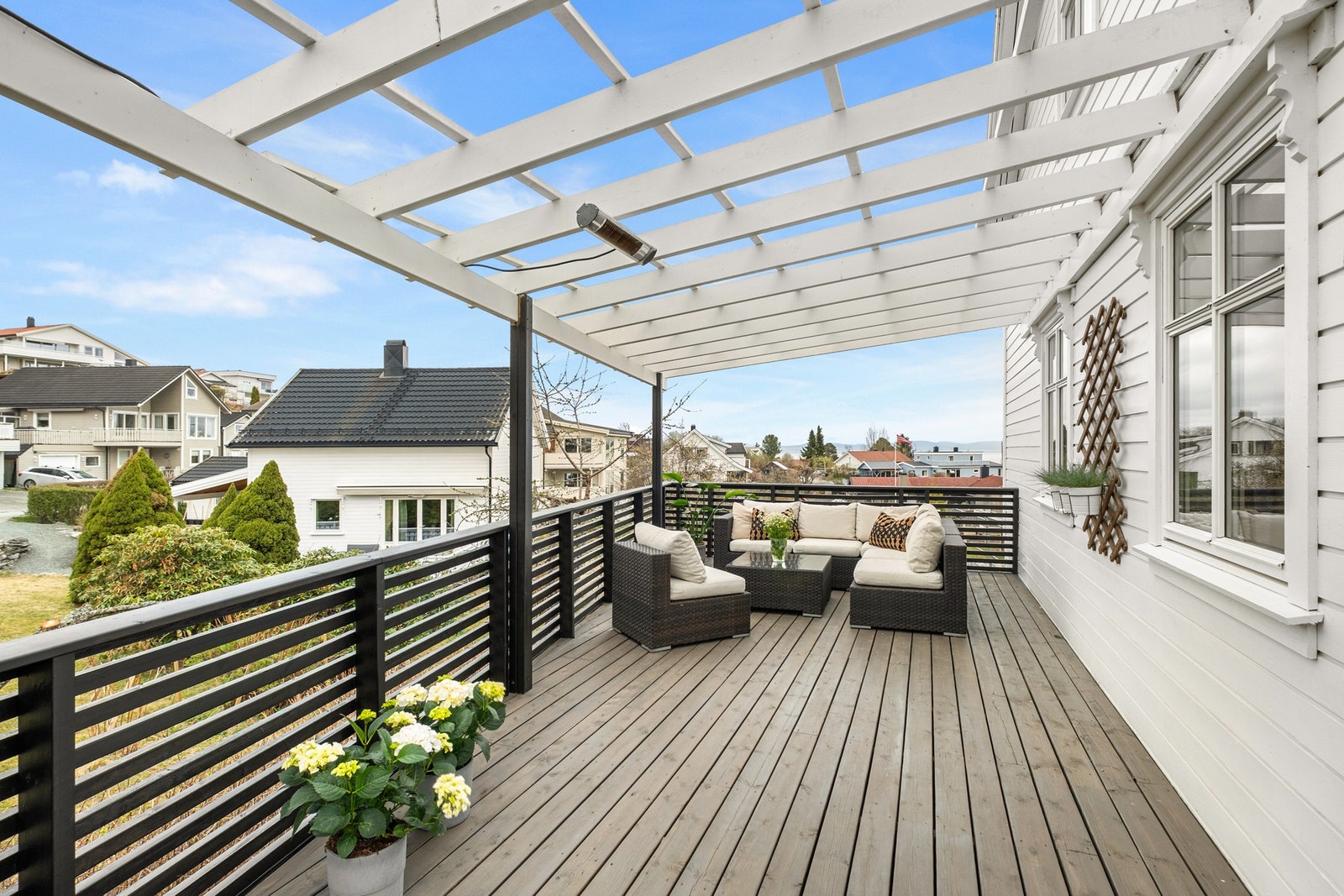 Størrelsen på uteplasser og hagen er perfekt for å invitere til grillfest og sosiale sammenkomster. Galleribilde