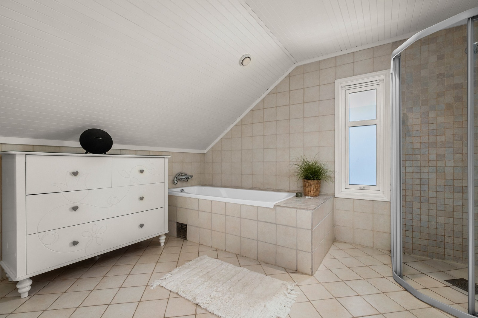Badets størrelse er hele 11,6 kvm og har både badekar og dusj. Galleribilde