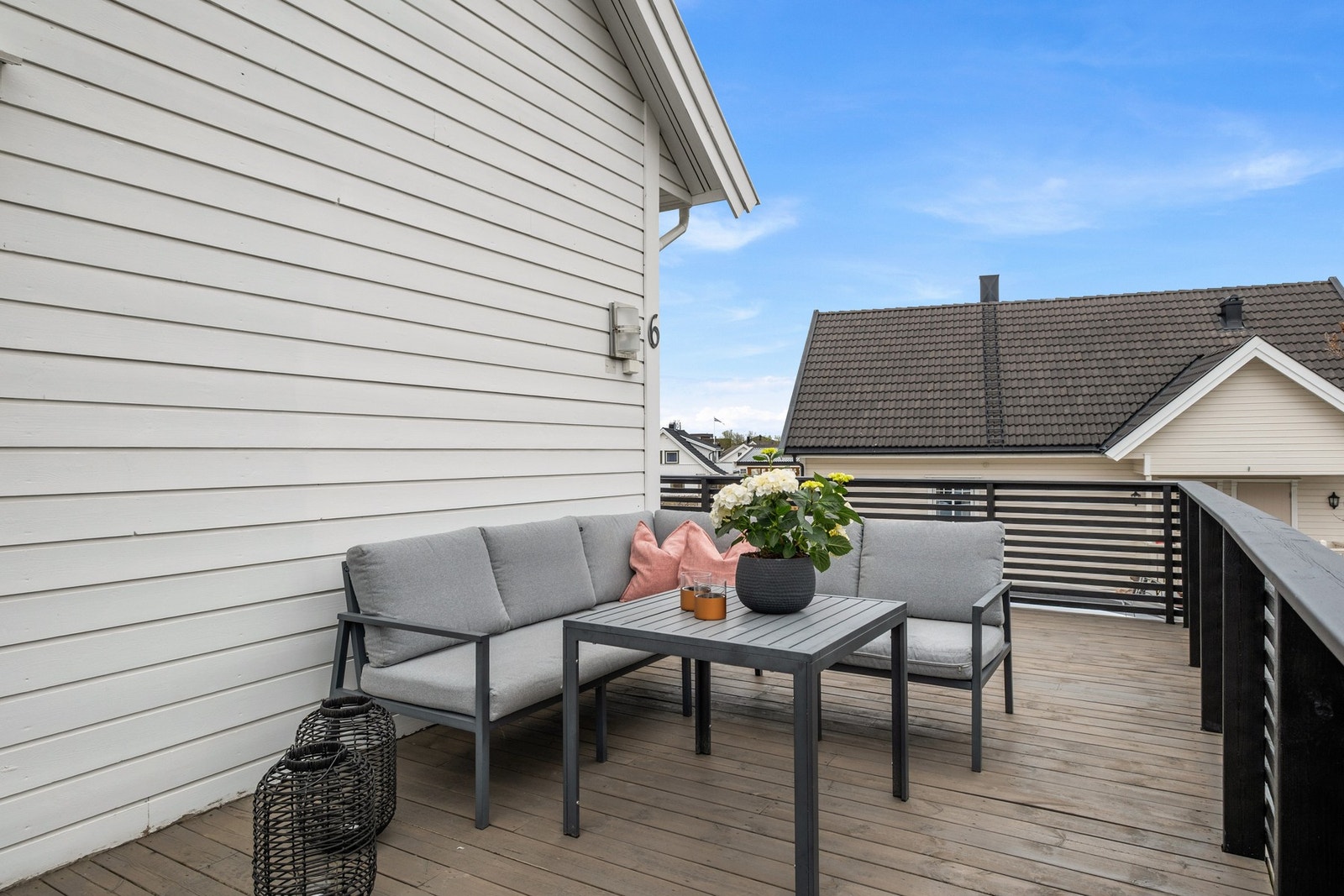 Med en terrasse som strekker seg rundt hele huset, er det enkelt å dele opp området i ulike soner. Galleribilde