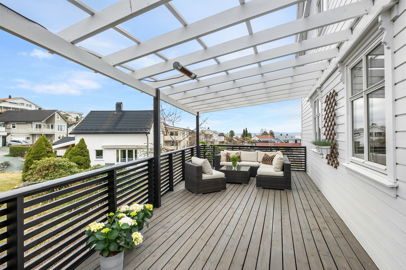 Uteplassen gir rom for langbord, solstoler, pergola og drivhus om ønskelig. Galleribilde