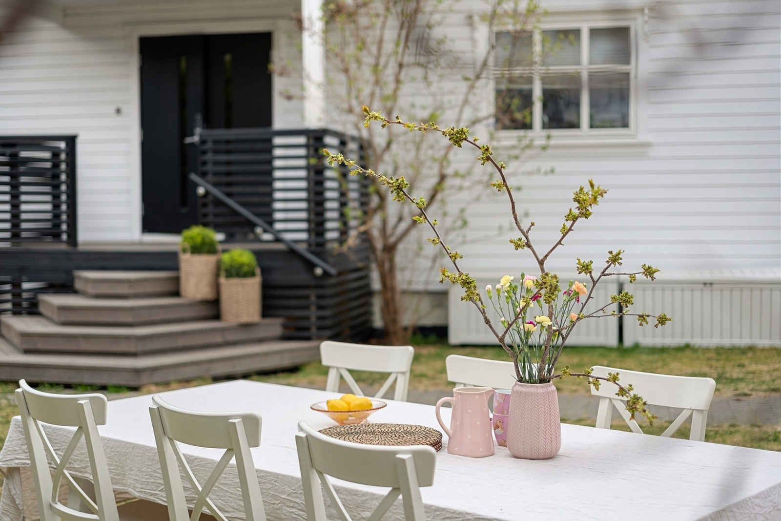 Boligen har et fantastisk uteareal med både hage og terrasse. Galleribilde