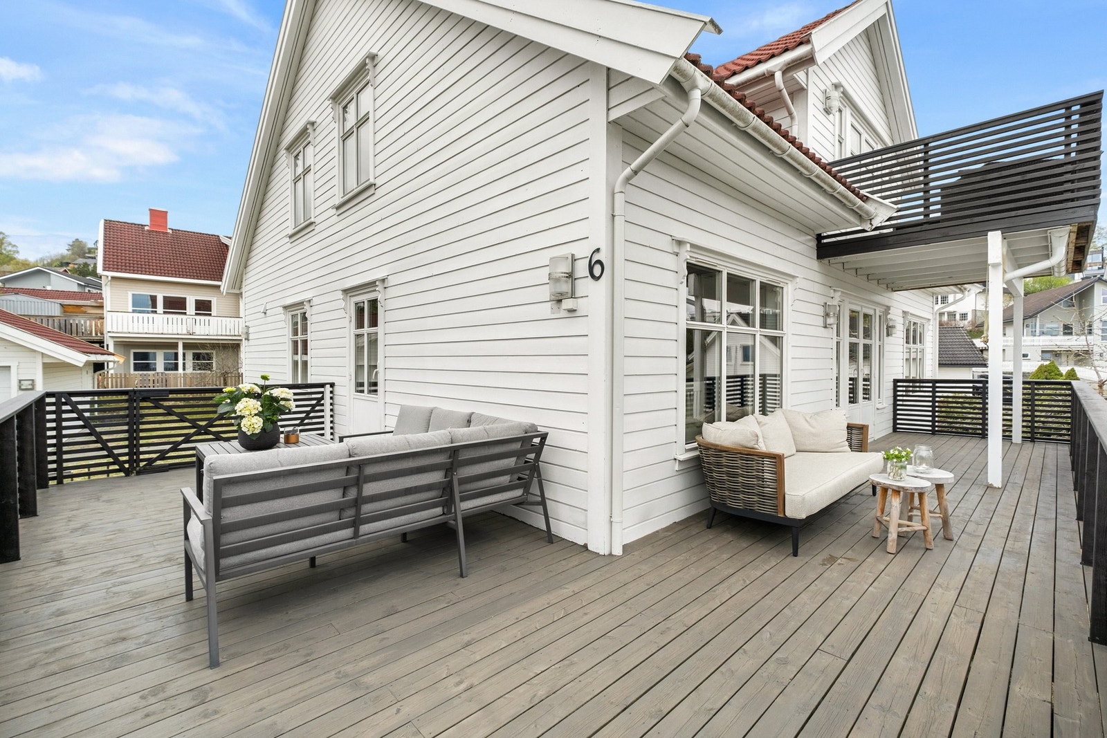 Boligen har et terrasseareal som måler hele 77 kvm. Galleribilde