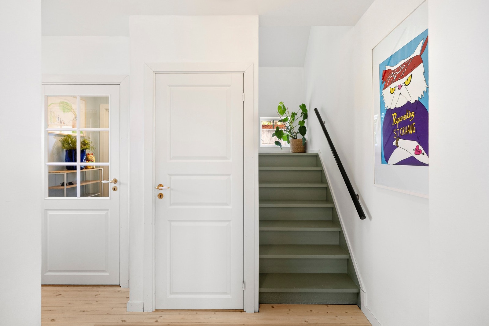 Under trappen finner du et praktisk, mindre kott som gir nyttig oppbevaringsplass. Galleribilde