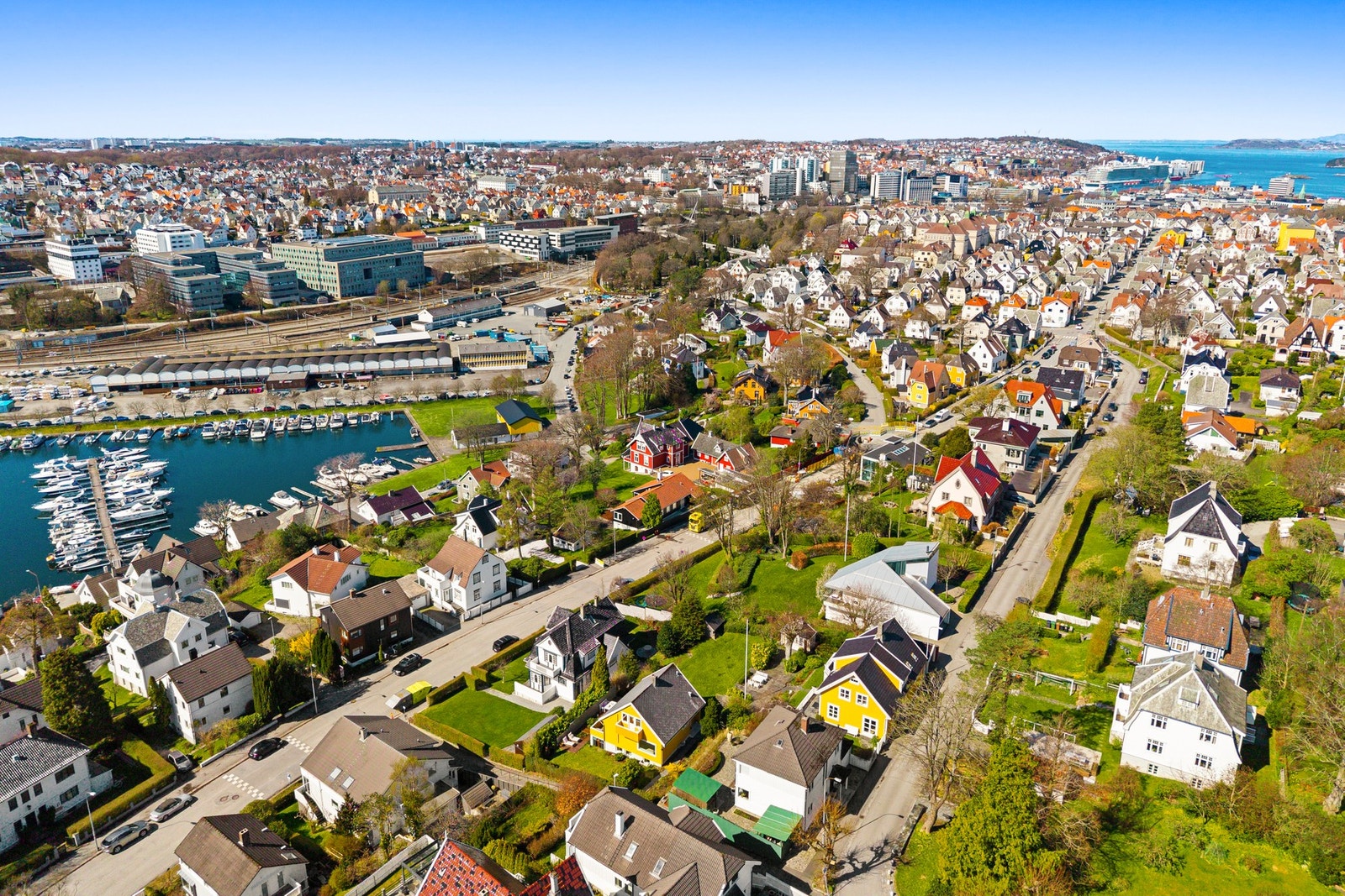 Fra boligen er det også kort vei til Godalen, Stavangers mest populære badeplass med herlig sandstrand, lekeplass for barna, stupebrett og felles griller. Galleribilde