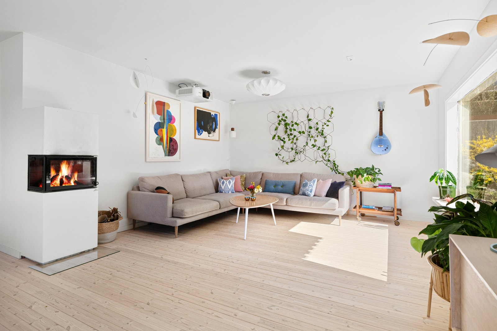 I enden av stuen finner du en romslig sone med god plass til sofagruppe og TV-stue. Galleribilde