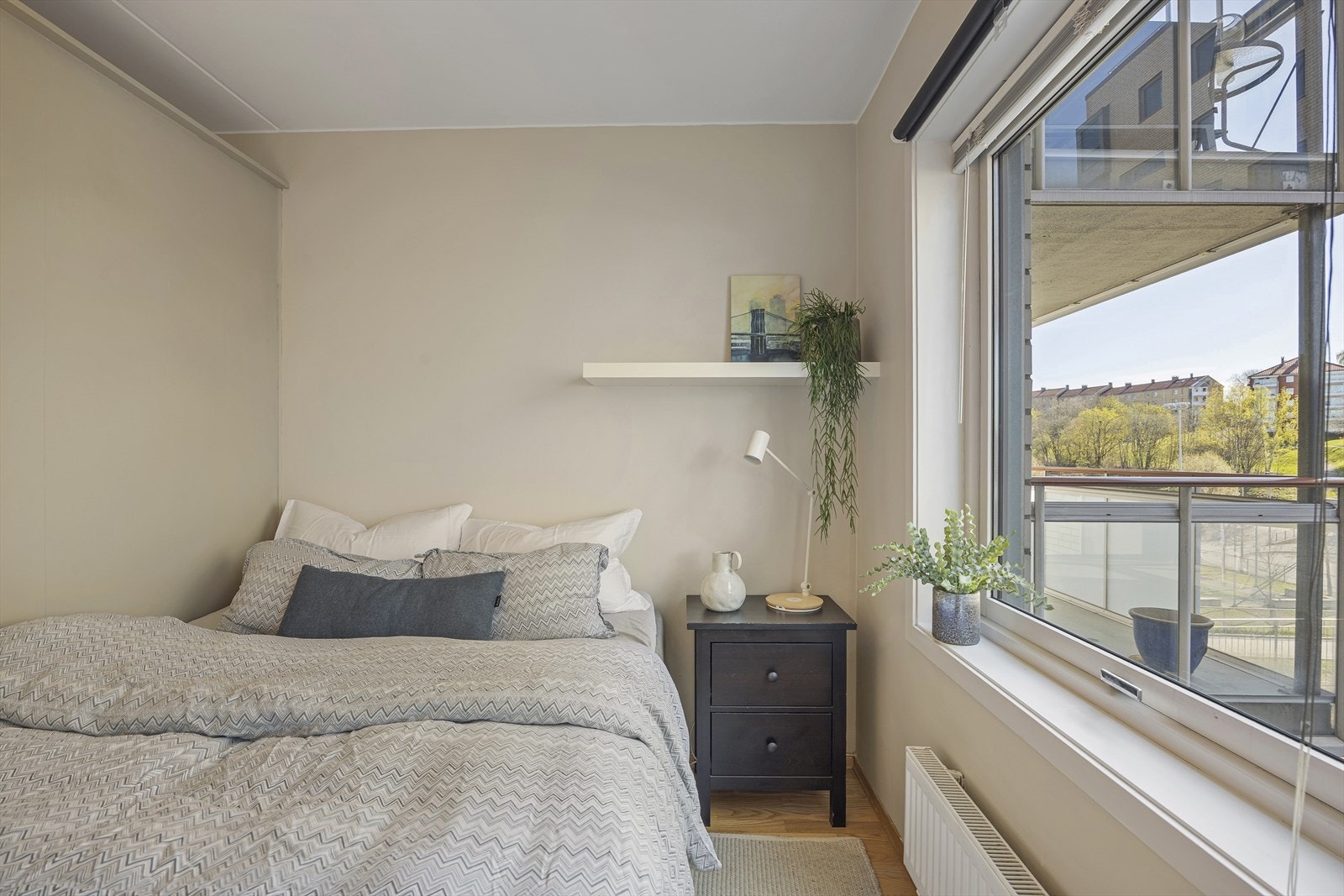 Soverom vendt inn mot stille bakgård. Galleribilde