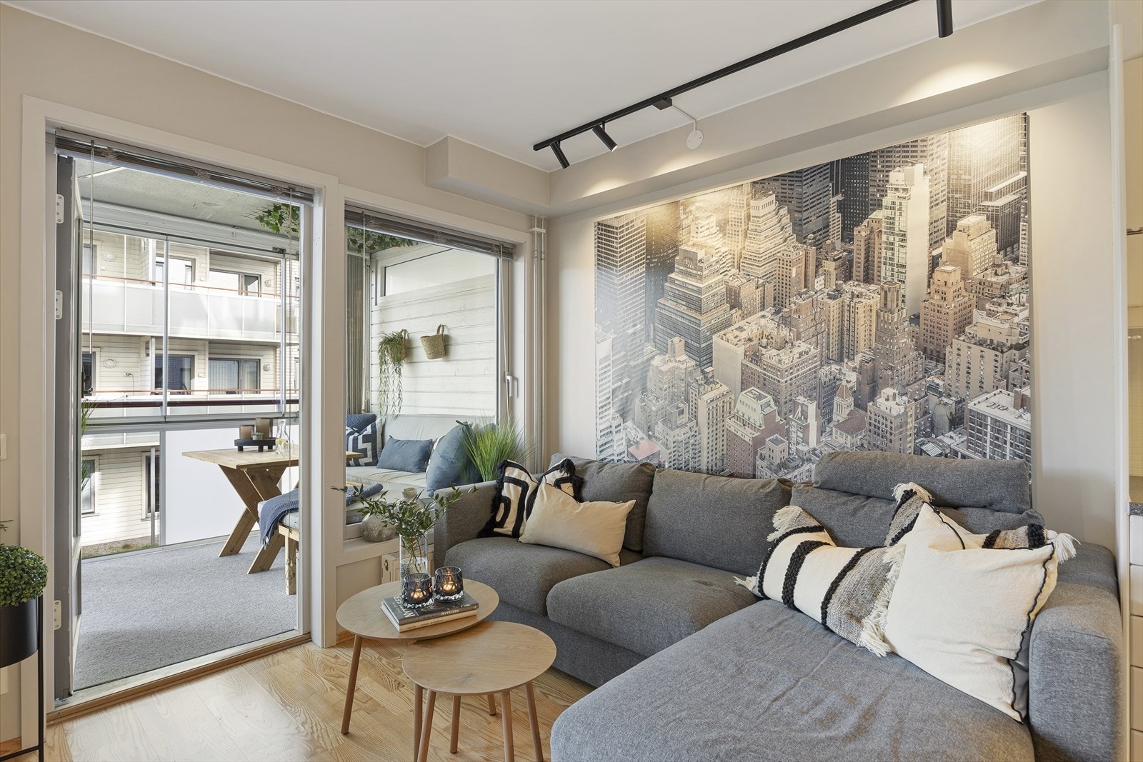 Fra stuen har du direkte utgang til en innglasset terrasse på hele 7 m², et perfekt sted for rolige stunder, morgenkaffen eller hyggelige måltider i frisk luft. Galleribilde