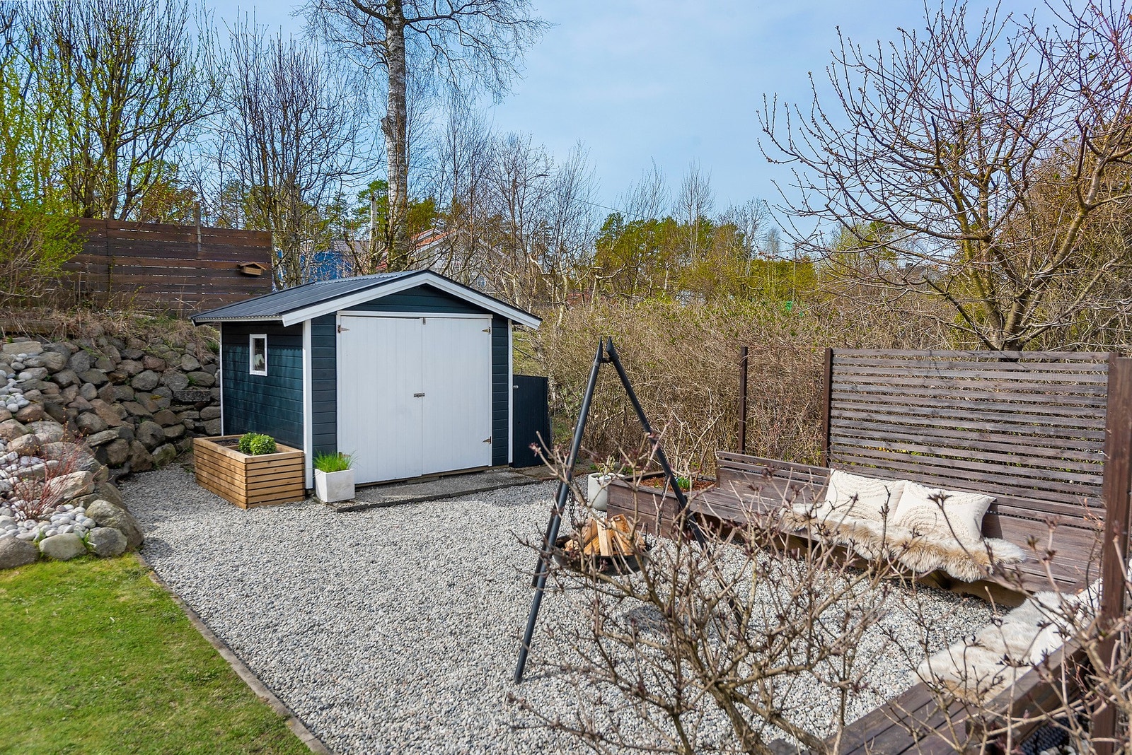 I 2020 ble det anlagt en lun, hyggelig grillplass på ca. 28 kvm med gruset dekke, trebenker og levegger. Galleribilde