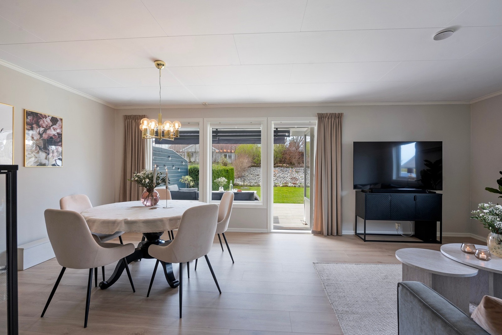Gode vindusflater på to sider, samt dør ut til en herlig terrasse og hage. Galleribilde