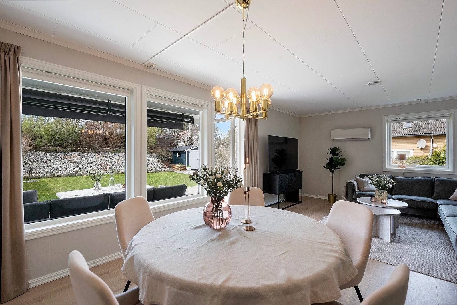 Spisestuen. Galleribilde