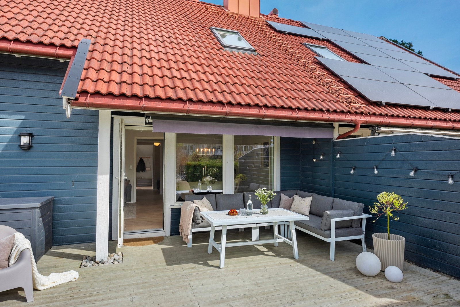 Fra stuen i første etasje er det utgang til en meget solrik og herlig terrasse på nesten 26 kvm. Galleribilde