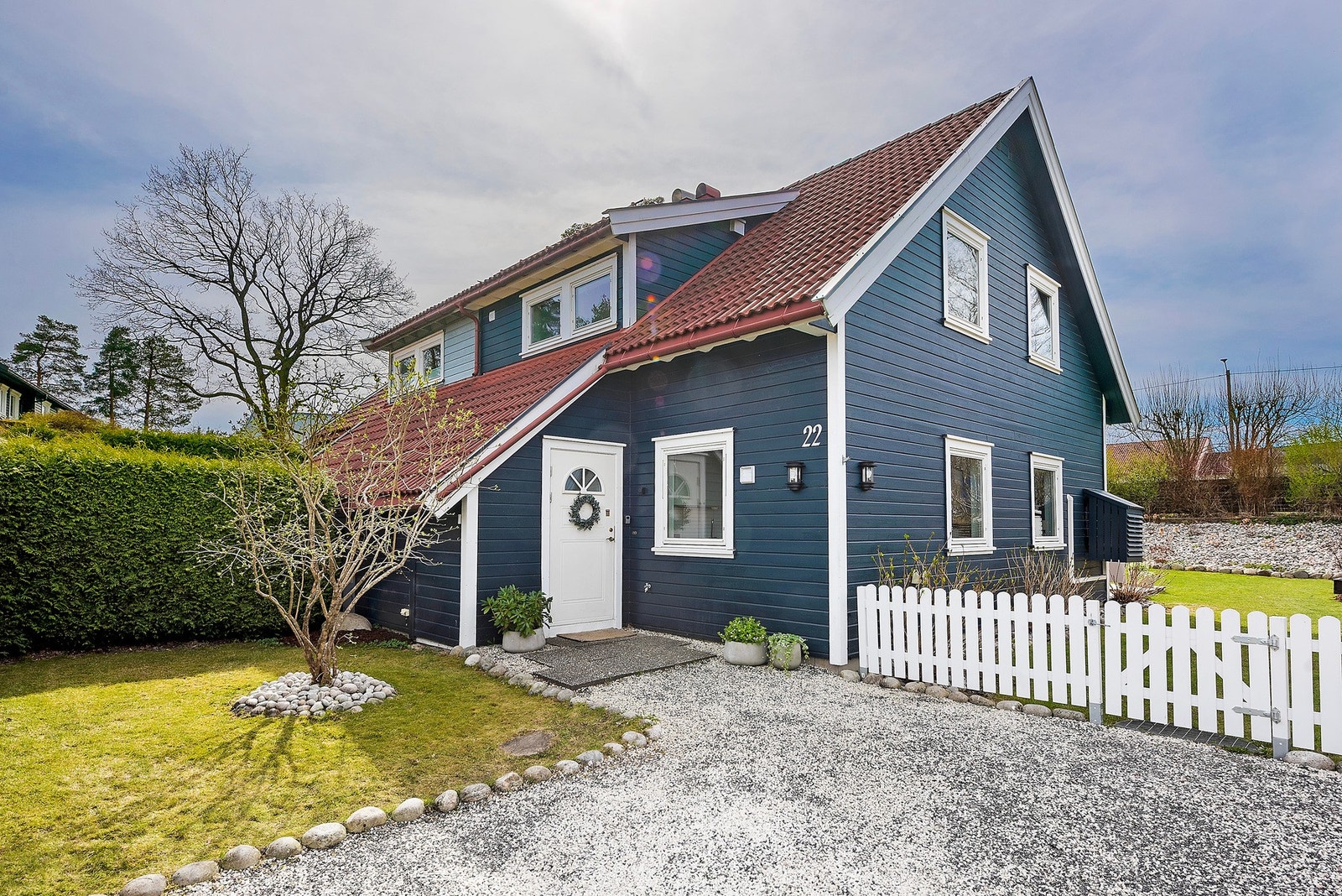 En svært sjarmerende halvpart av tomannsbolig over to etasjer med barnevennlig beliggenhet i liten blindvei. Galleribilde