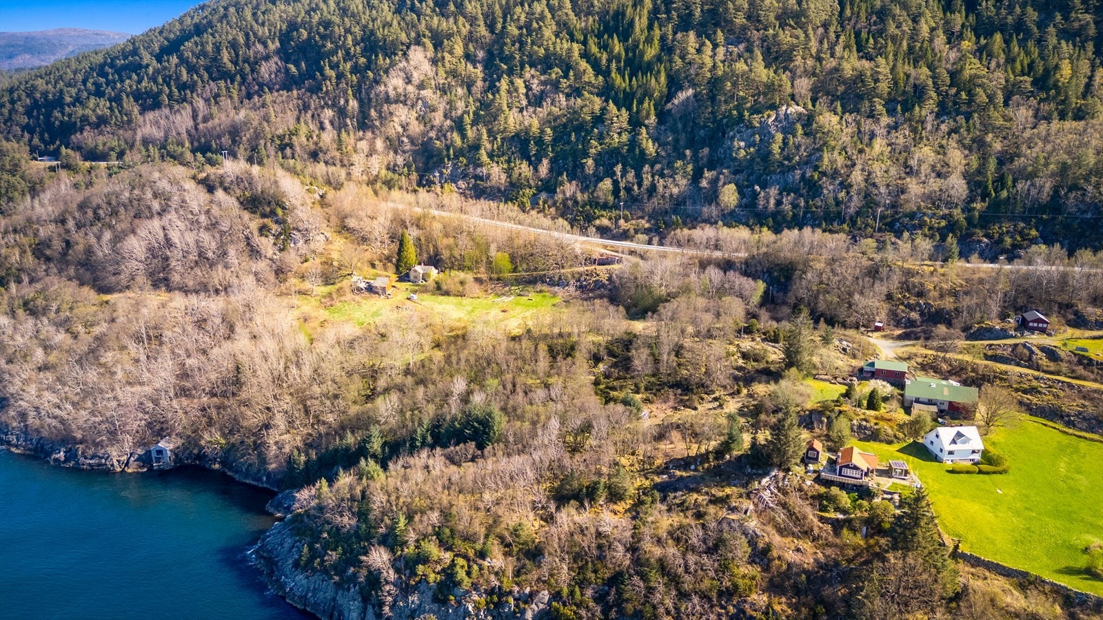 Eiendommen er tilknyttet et hjortevald, hvor denne eiendommen har ca. 3 dyr. Det kan forekomme avvik i antall dyr - ta kontakt med megler for nærmere informasjon. Galleribilde