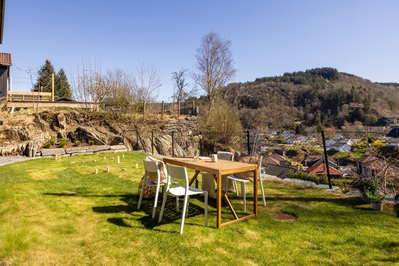 Denne uteplassen er også sørvendt og har gode solforhold fra morgen til kveld. Galleribilde