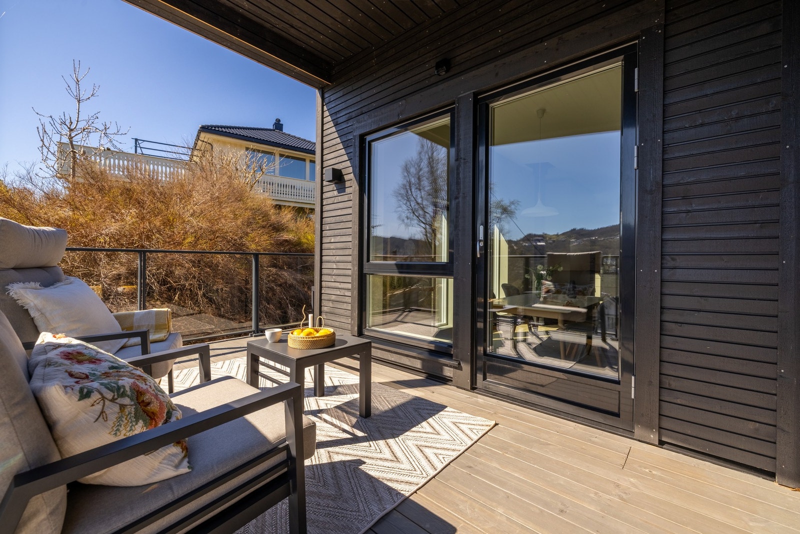 Da terrassen vender mot sør har man gode solforhold fra morgen til kveld, og en flott utsikt! Galleribilde
