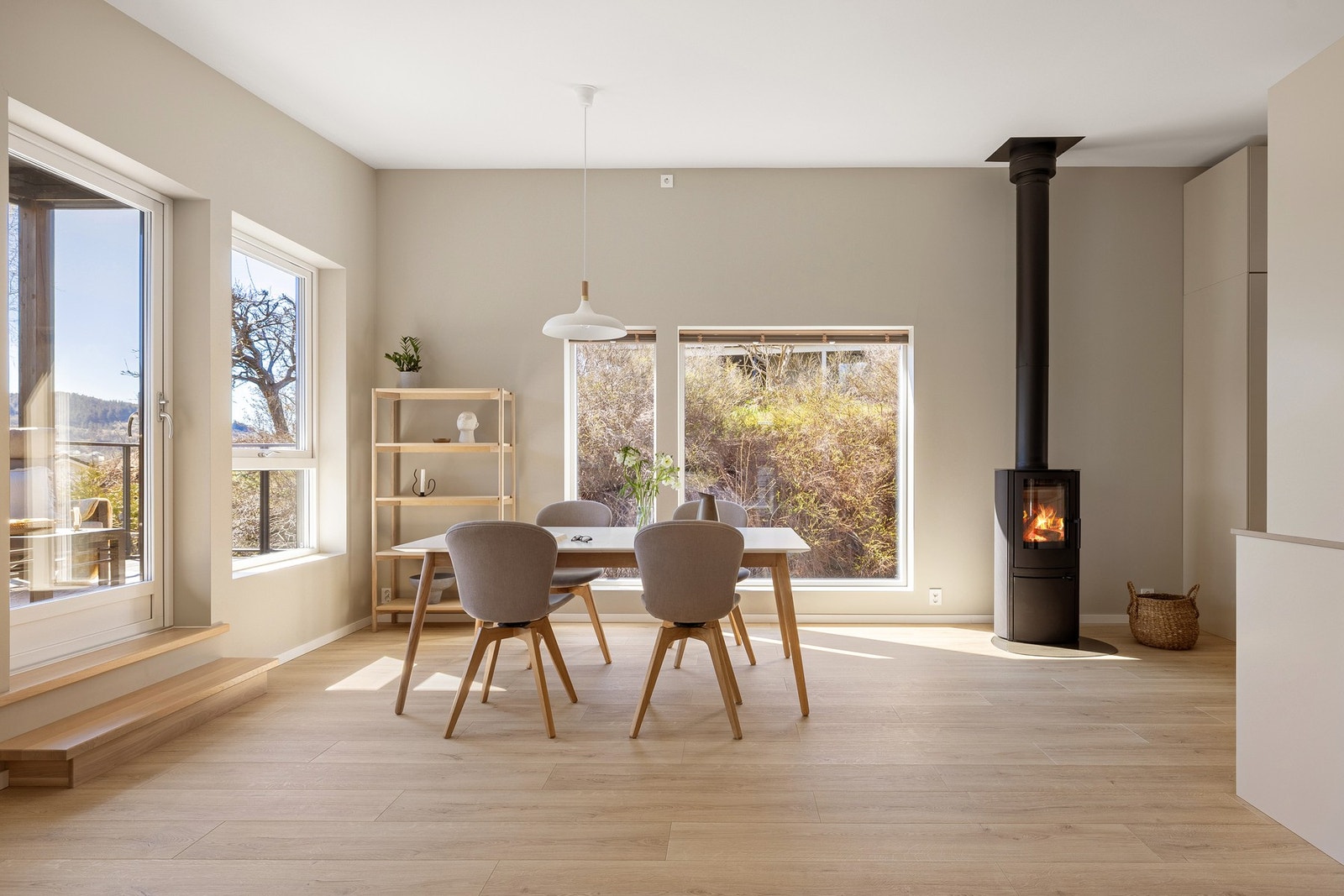Stuen har god plass til å møblere i forskjellige soner, slik at man har god plass til den favoriserte sofakroken og spisebord av god størrelse. Galleribilde