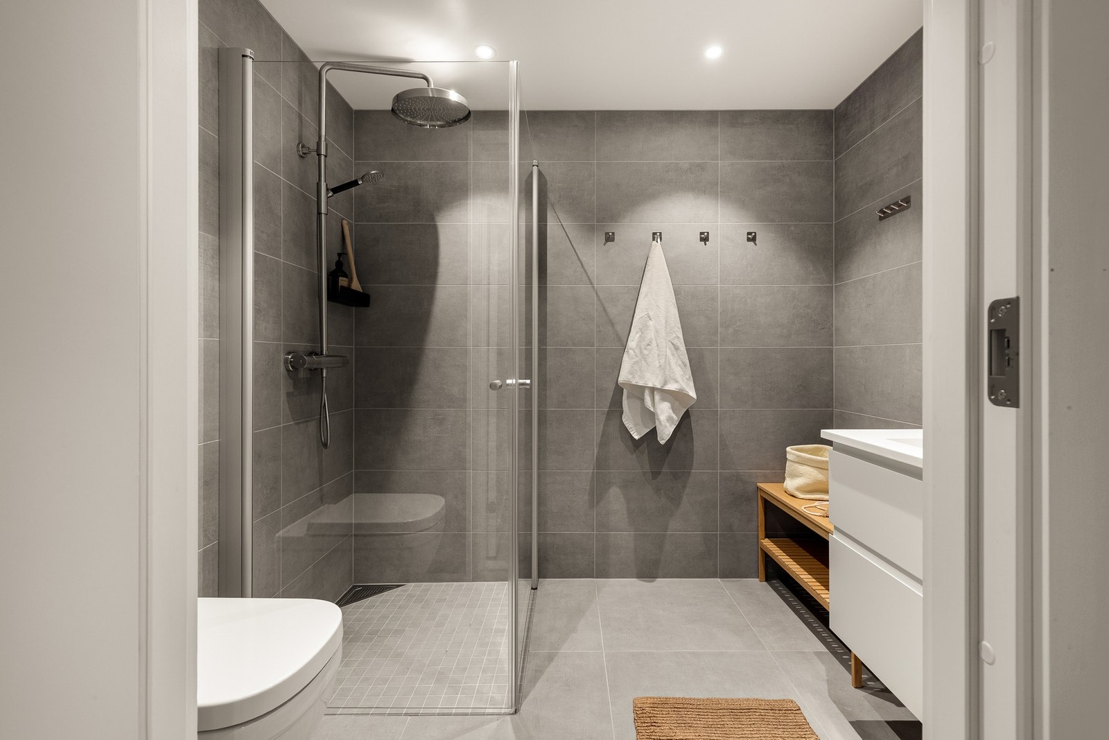 Badet i denne etasjen måles til 4,2 kvm. Det er helfliset med underliggende varmekabler og innfelte spotlights i himling. Galleribilde
