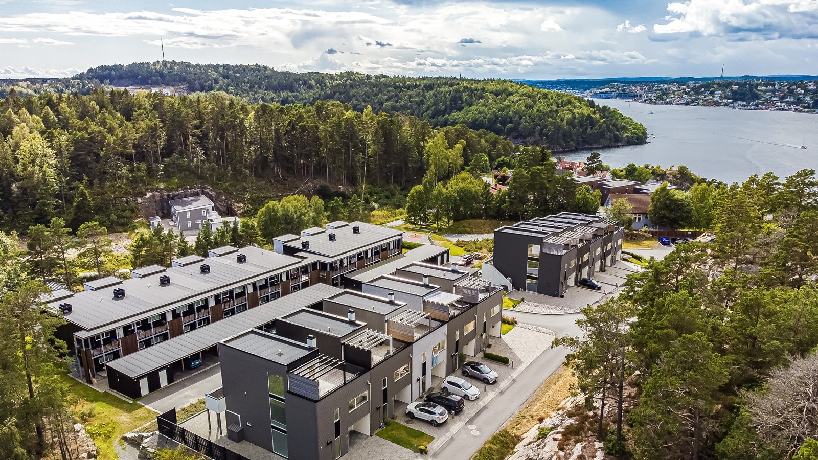 Leiligheten ligger landlig og rolig til - nær turområder og sjøen Galleribilde