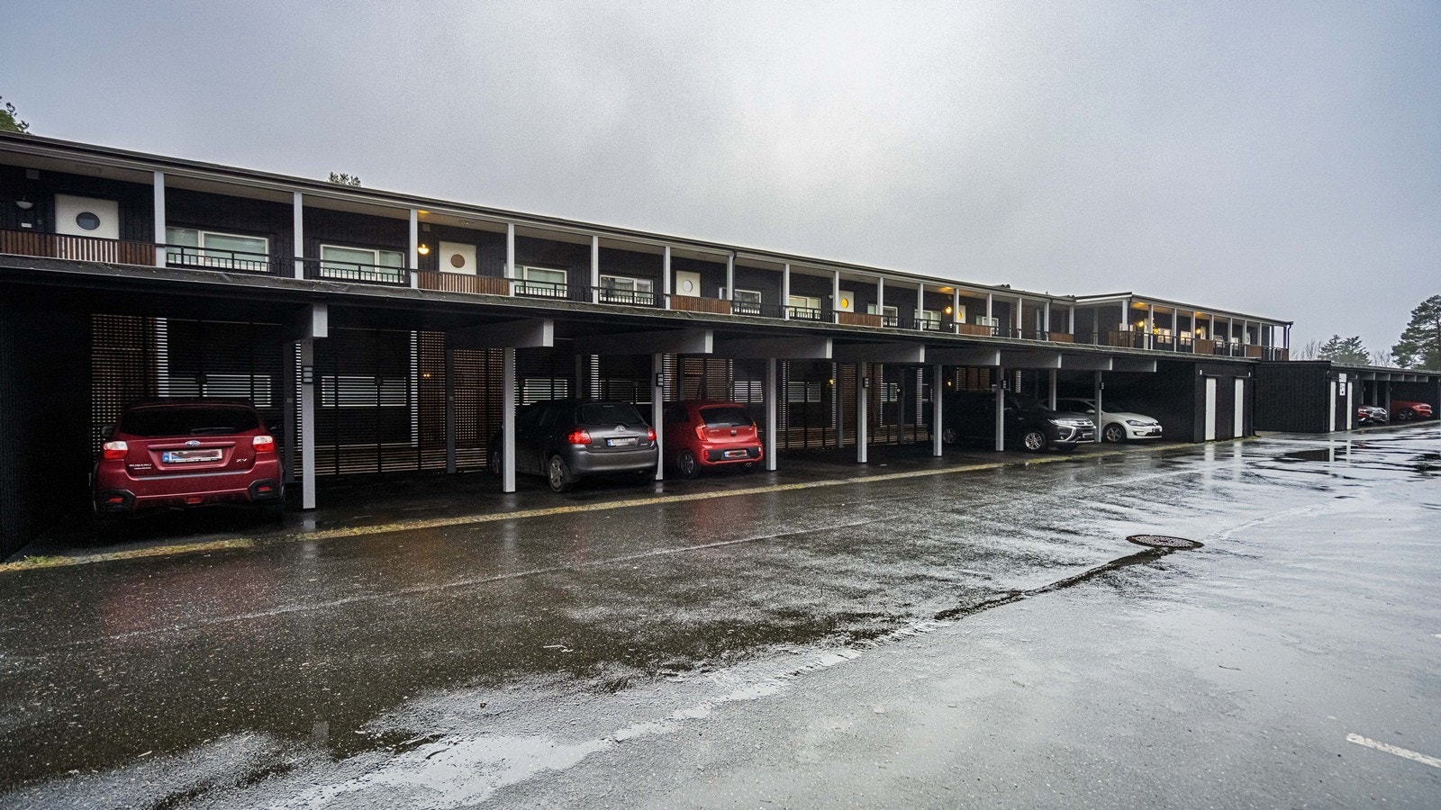 Leiligheten har parkering i carport og elbil-lader Galleribilde