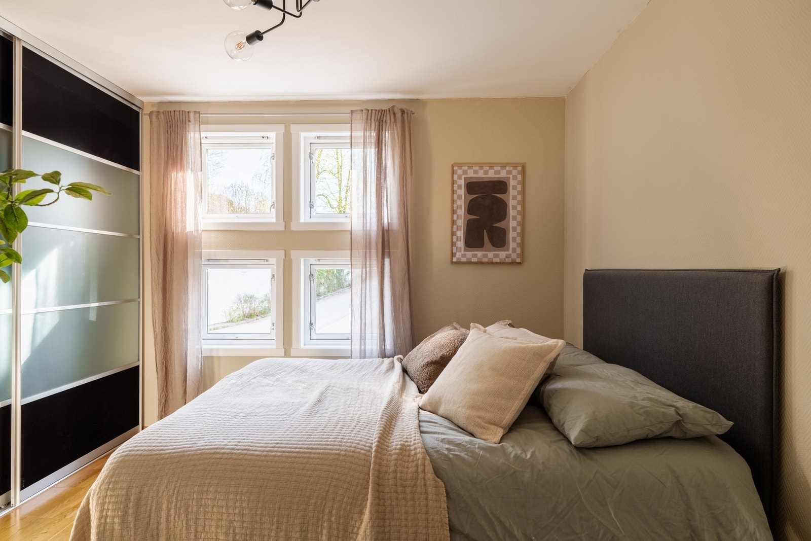 Plassbygd skyvedørsgarderobe er satt inn for oppbevaring. Galleribilde