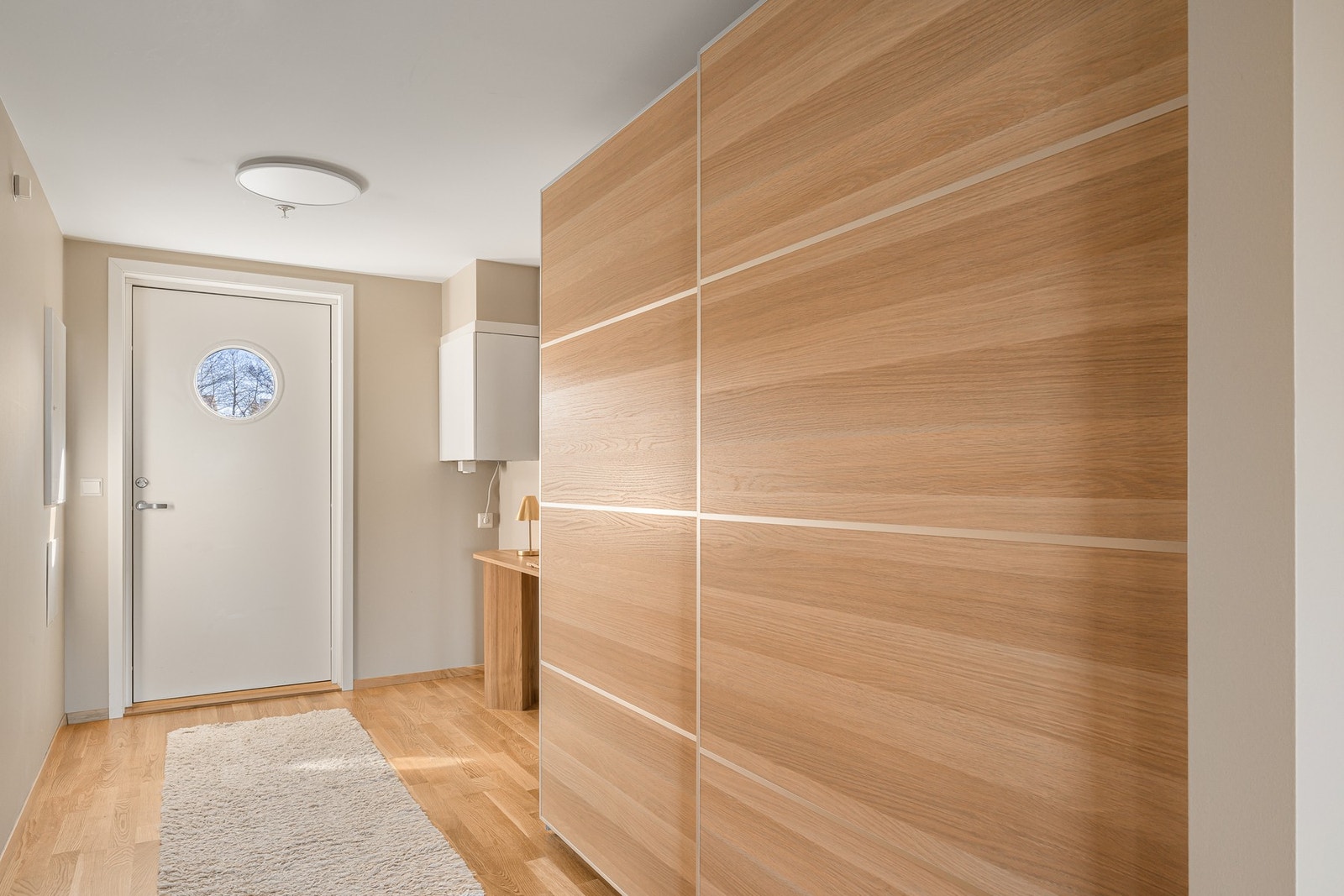 Det er i dag montert en 2 meters skyvedørsgarderobe, og det er fortsatt god plass til ytterligere løsninger. Leiligheten disponerer også en utendørs bod på ca. 5 kvm med innlagt lys og stikkontakt. Galleribilde
