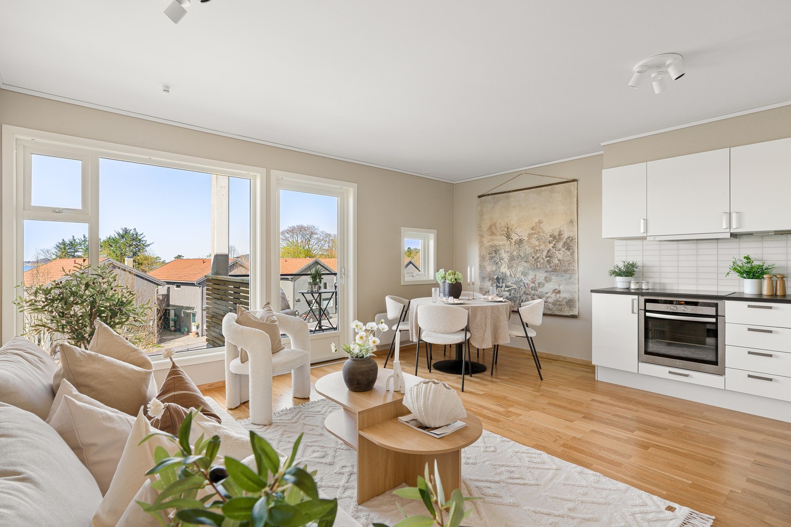 Stuen har et moderne preg med vegger malt i en varm beige tone, samt et pent 3-stavs parkettgulv. Galleribilde