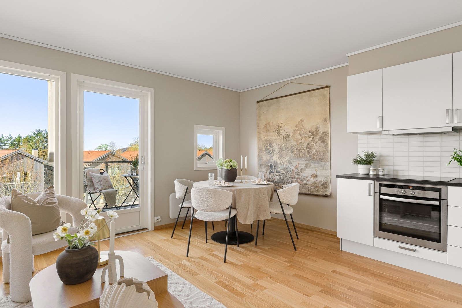 Stuen er romslig og lett å møblere, med god plass til både sofa- og spisegruppe. Fra stuen er det direkte utgang til balkongen. Galleribilde