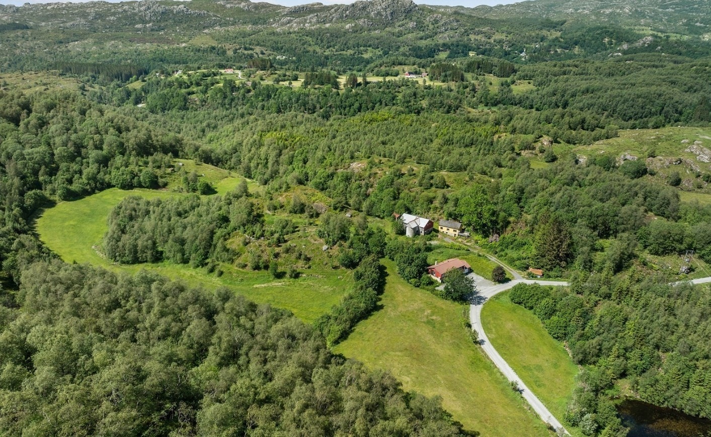 Eldre gårdsbruk i naturskjønne og landlige omgivelser. Galleribilde