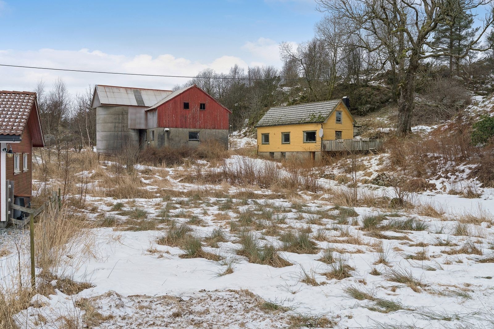 Gården består bla av ett hus og driftsbygning. Galleribilde