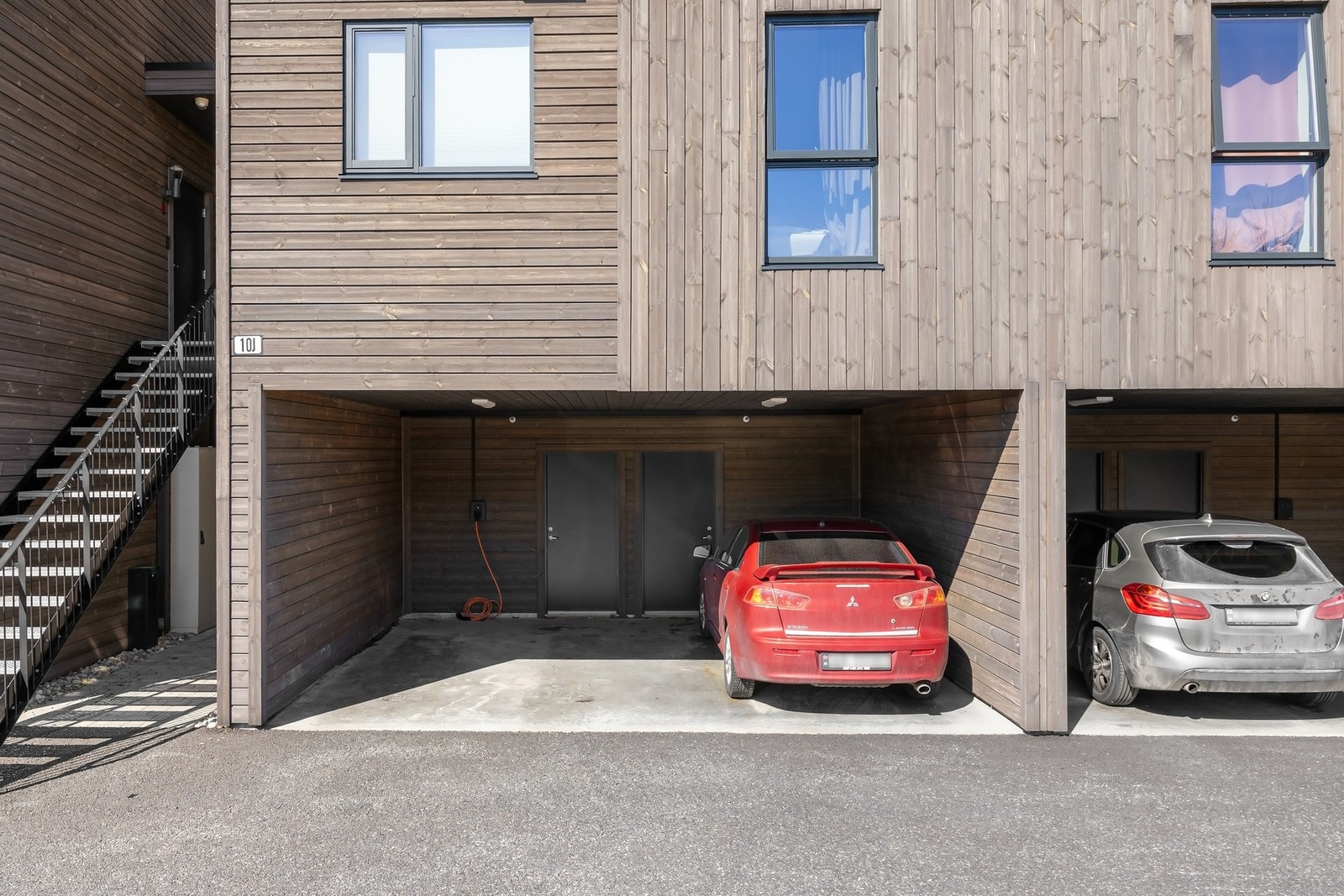 Carport med elbillader og bod i bakkant følger med leiligheten Galleribilde