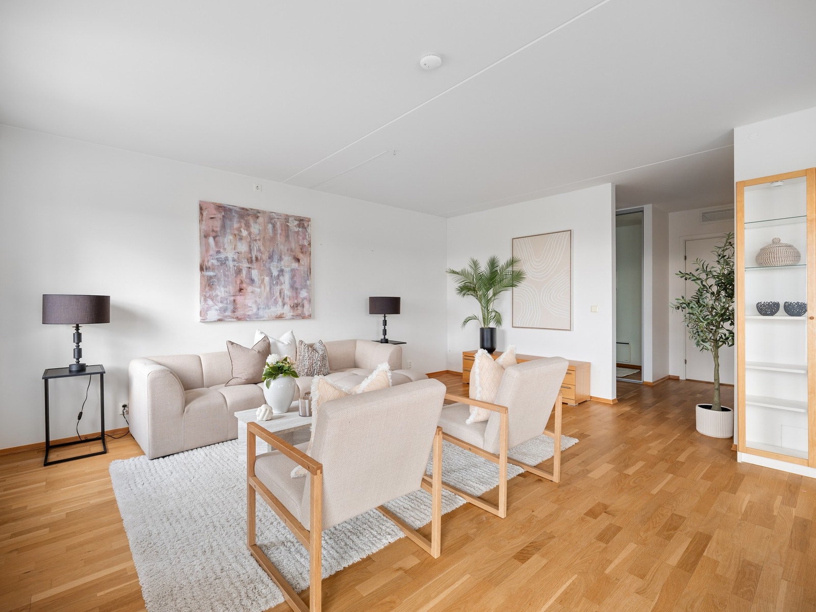 Takhøyde på ca 2,5 meter. Det er balansert ventilasjon i leiligheten. Internett er inkludert. Galleribilde