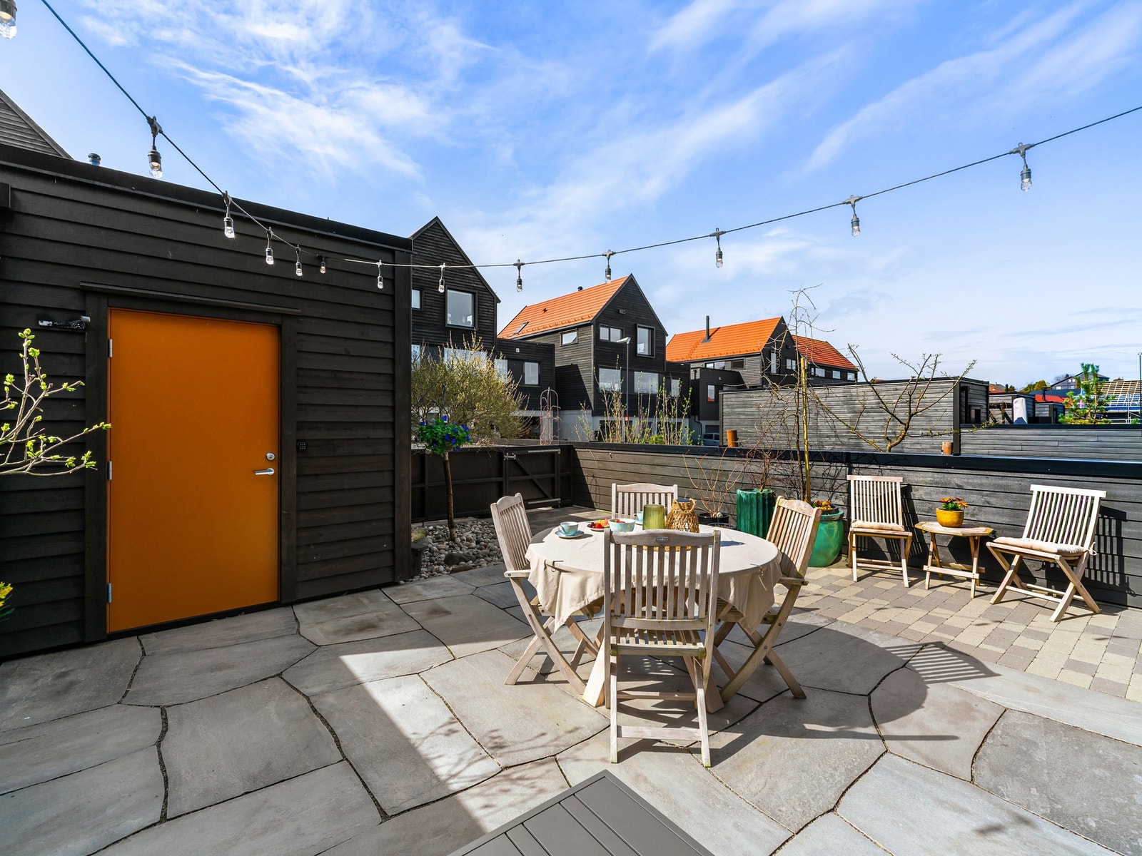 Uteområdet er lunt og skjermet med god plass til hagemøbler og grill. Galleribilde