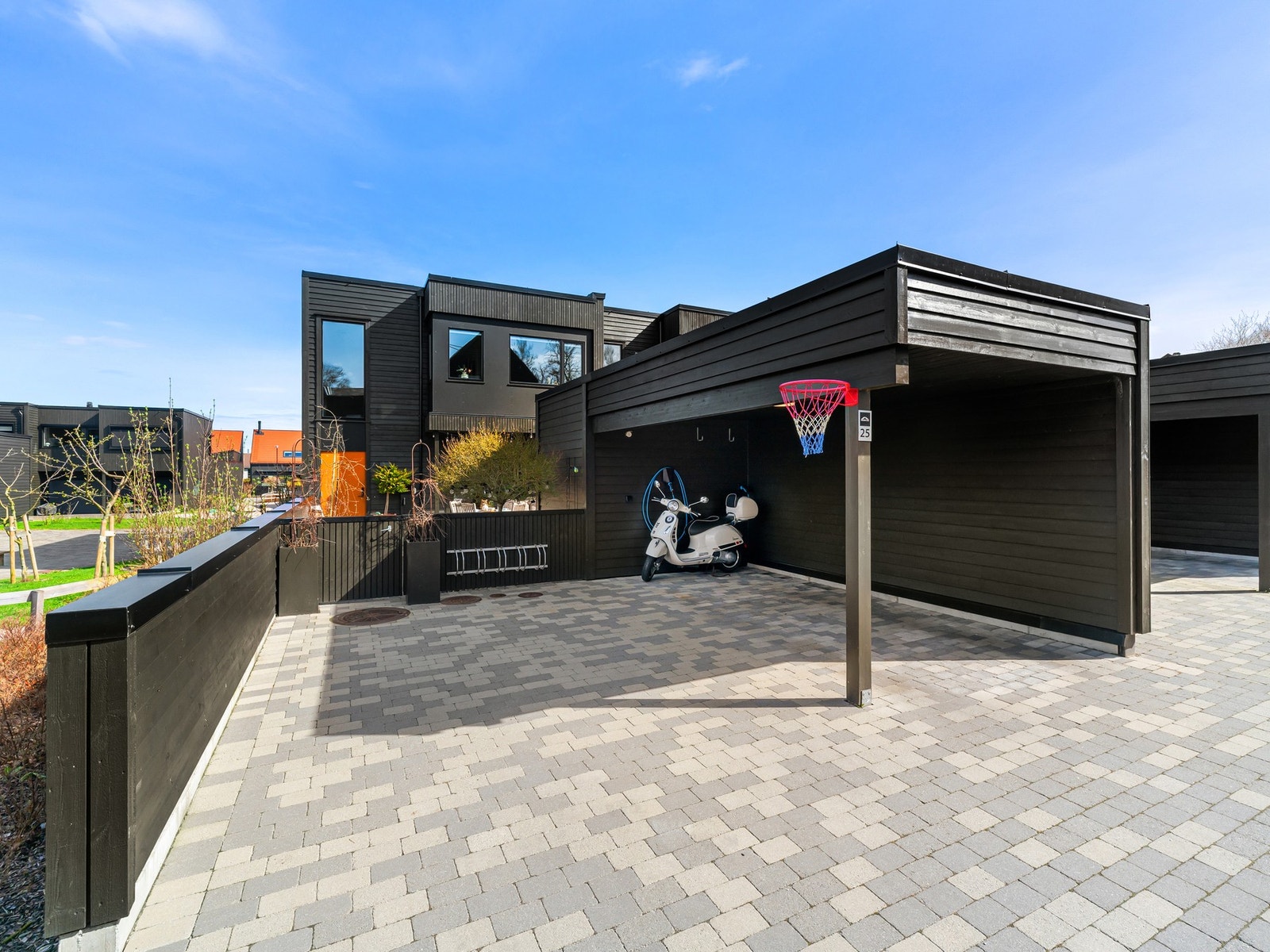 Det er parkering i carport og god biloppstillingsplass. Montert elbil lader som medfølger salget Galleribilde